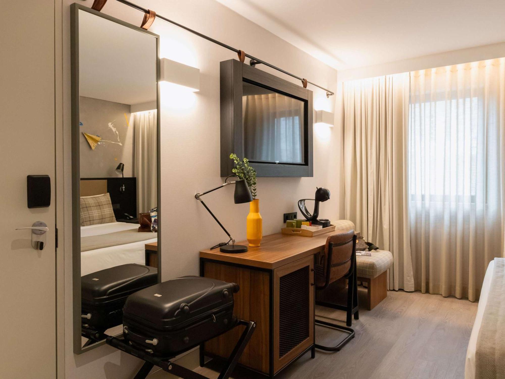 Hotel Ibis Styles Lisboa Aeroporto 4*